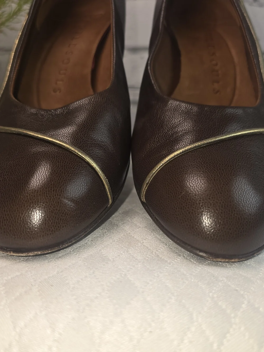 GENTLE SOULS BROWN LEATHER HEELS PUMPS WITH GOLD METALLIC DETAIL WOMENS 40.5